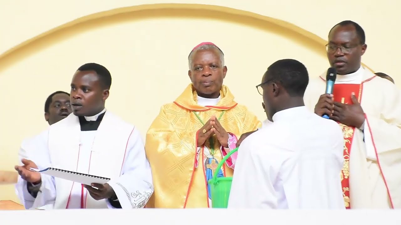 MISA YO GUHIMBAZA UMUNSI MUKURU WA PARUWASI YA RUNABA NO GUHA UMUGISHA KILIZIYA IVUGURUYE A.