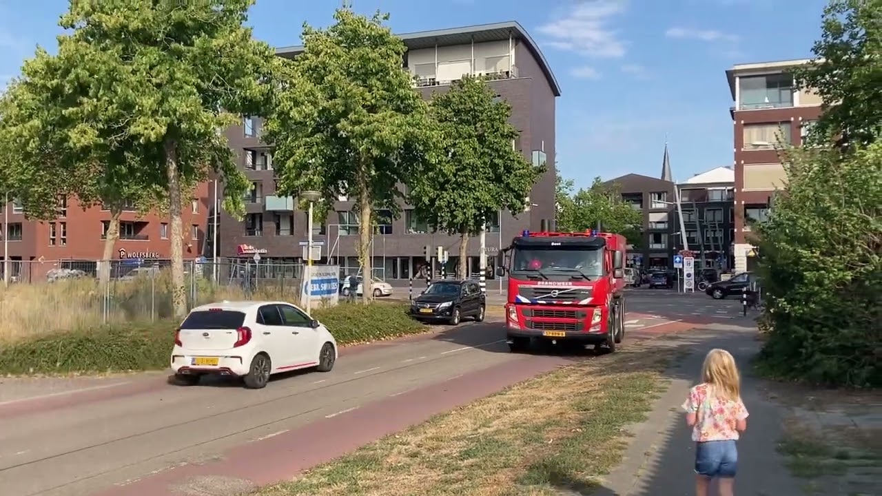 Opkomst brandweer peloton naar brandweerkazerne Deurne