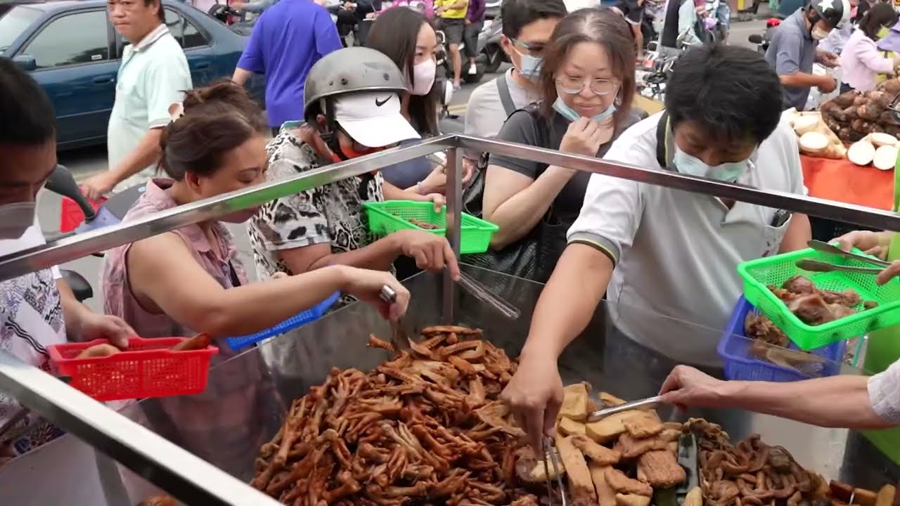 Smokey Lu Wei！Taiwan’s most popular smoked braised pork｜一天賣一座山丘的無名隱藏版煙燻滷味 還沒擺好滷味攤子已經被人潮包圍