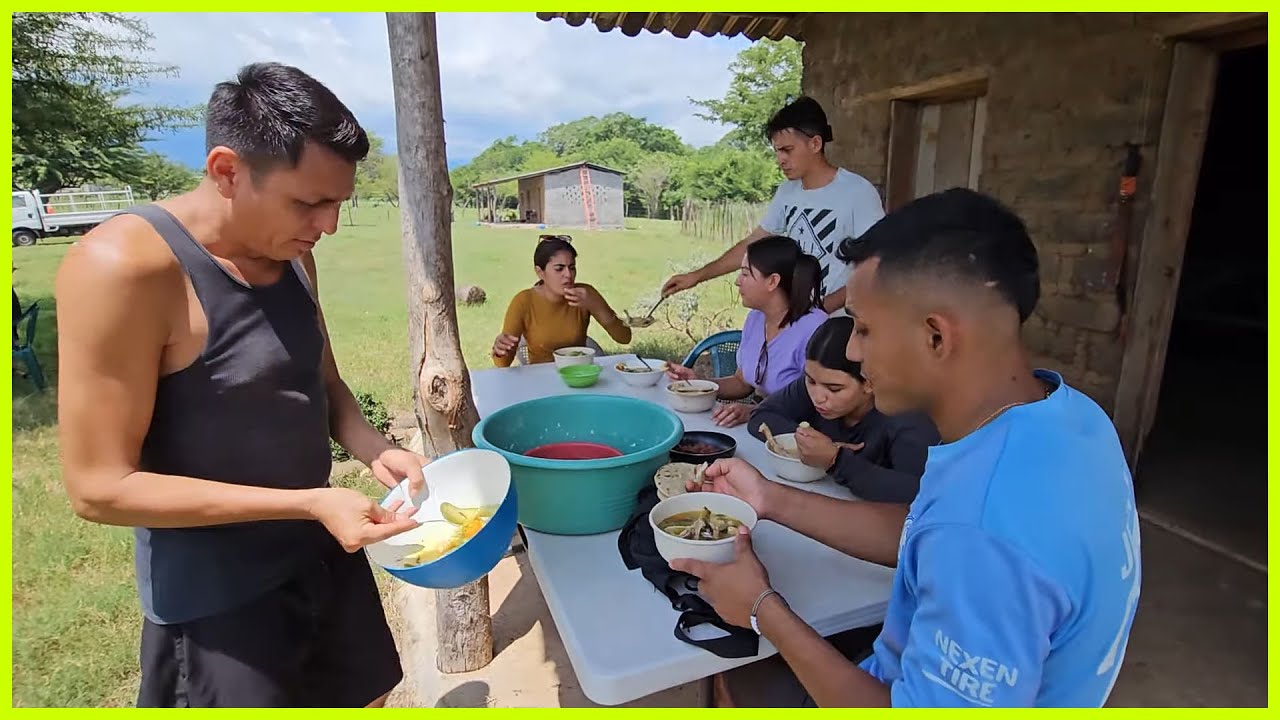 Disfrutando la sopa de gallina india en celebración de la nueva de casa del CHINO.