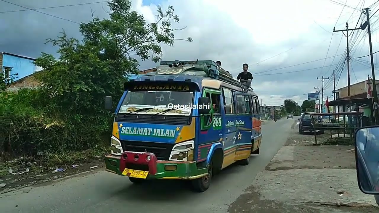 Perjuangan Anak Sekolah Menuntut Ilmu pergi dan pulang harus duduk di Atas Tarup krn Minus Angkot