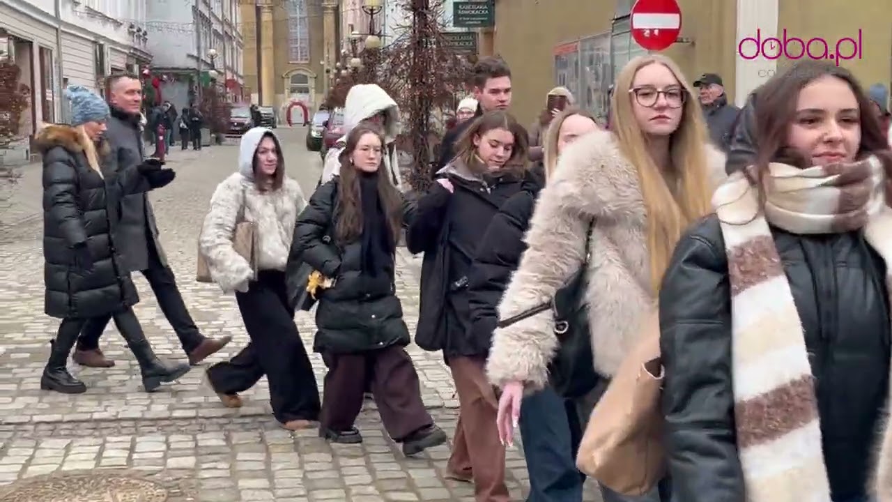 Maturzyści zatańczyli poloneza na dzierżoniowskim Rynku