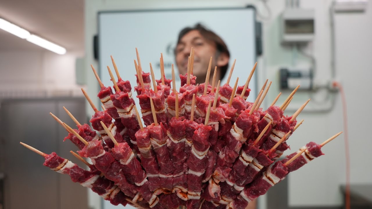 Dentro la fabbrica che sforna 20 milioni di arrosticini all&rsquo;anno: pazzesco!