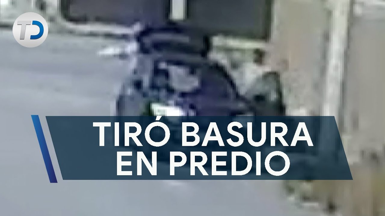 Captan a hombre tirando papeles de baño en pleno predio baldío