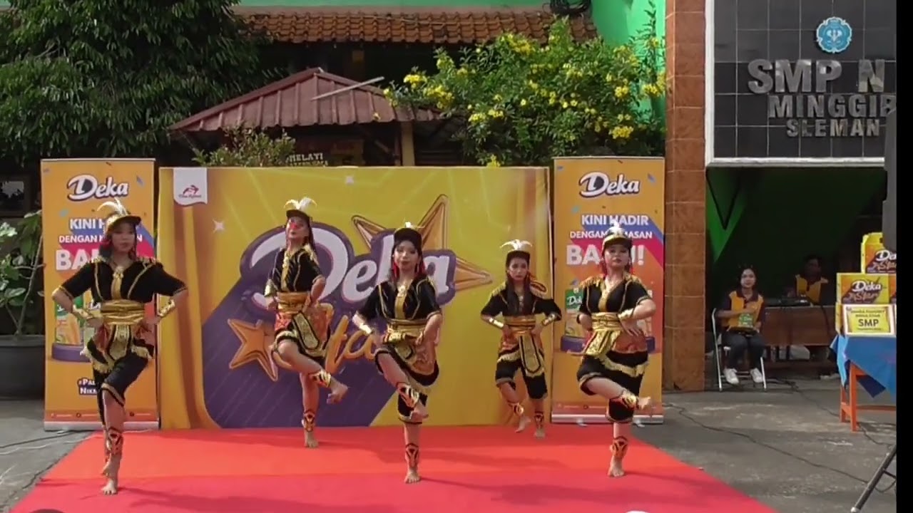 TARI ANGGUK ANGLANG OLEH SISWA KELAS 9 D SMP NEGERI 1 MINGGIR