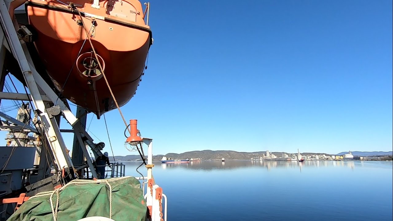 Simulation launching of totally enclosed Life boats