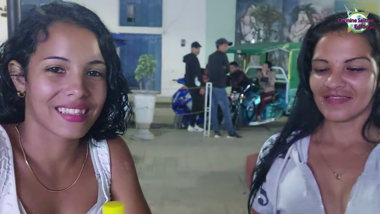 Holguín en la noche con sus lindas personas - Cuba 4K