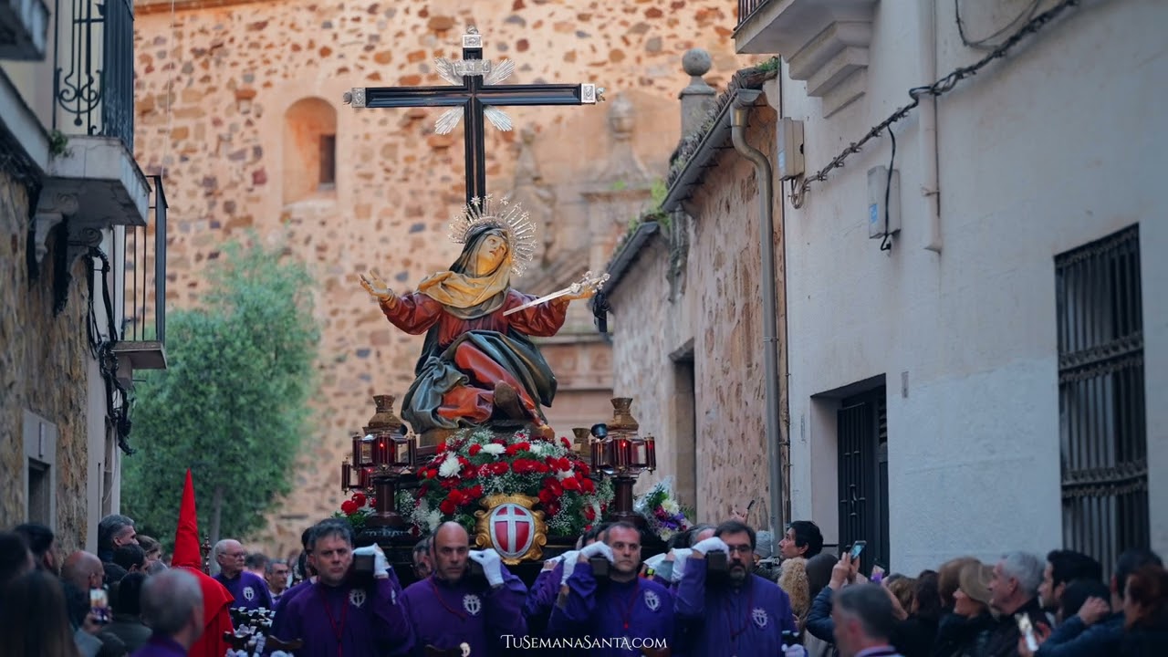 Cáceres recreándose con 