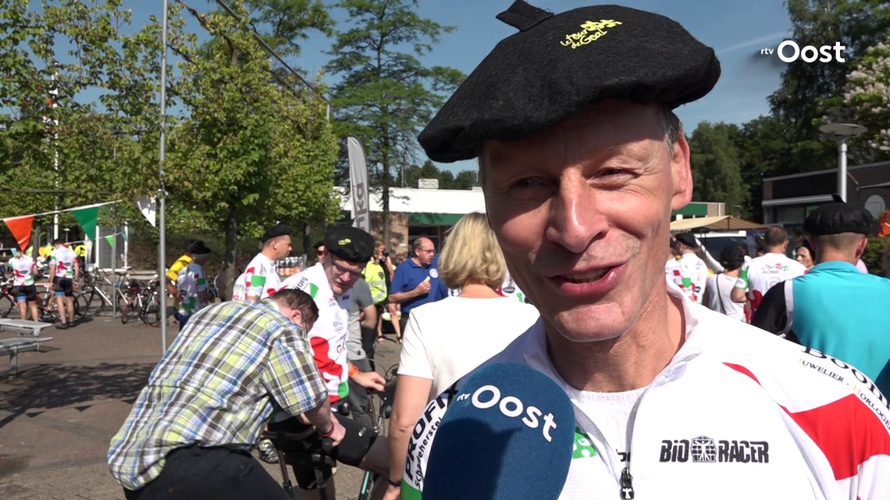 Peloton van fietsers trekt van zorginstelling naar zorginstelling in Twente