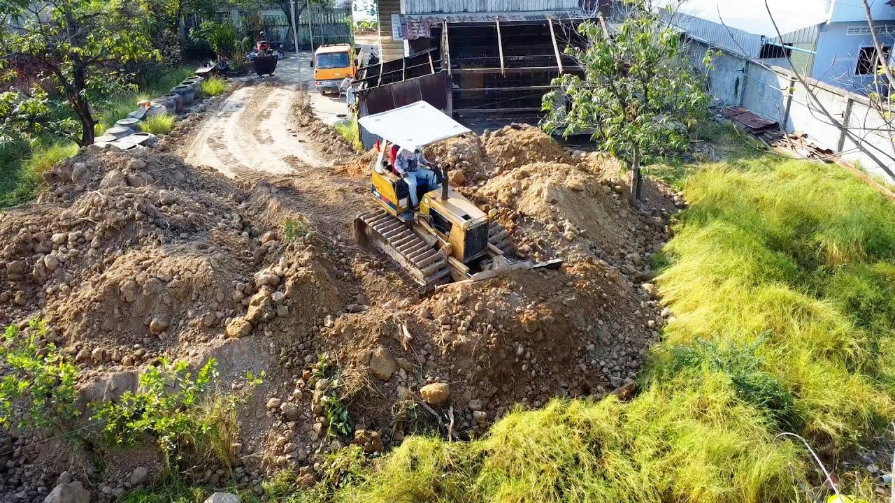 Dozer Kumasu Pushing land to create a new house support by Truck 5T !!