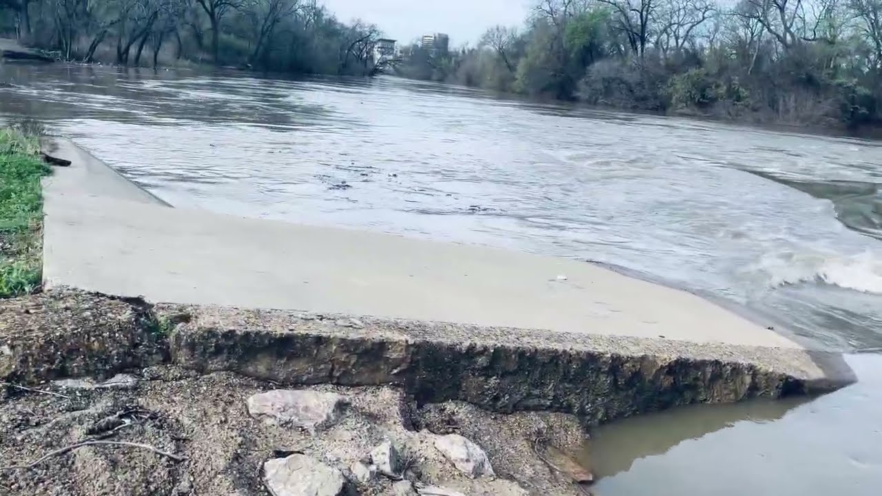 El río Trinity, hoy como ha llovido mucho, se ha crecido ￼