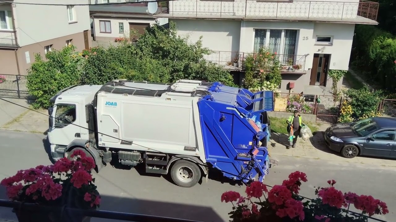 Śmieciarka w akcji – segregacja plastiku i papieru