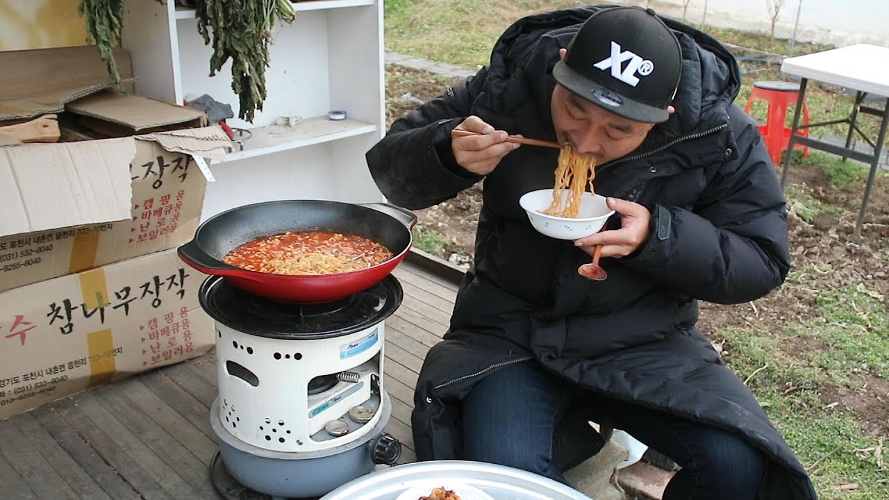 새로나온 고추장찌개면 곤로에 끓여먹을게요 그리고 산책하는 고양이 🐈 🐱