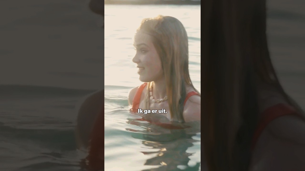 Romy en Kenley hebben het wel h&eacute;&eacute;l gezellig in het water.. 😏💋