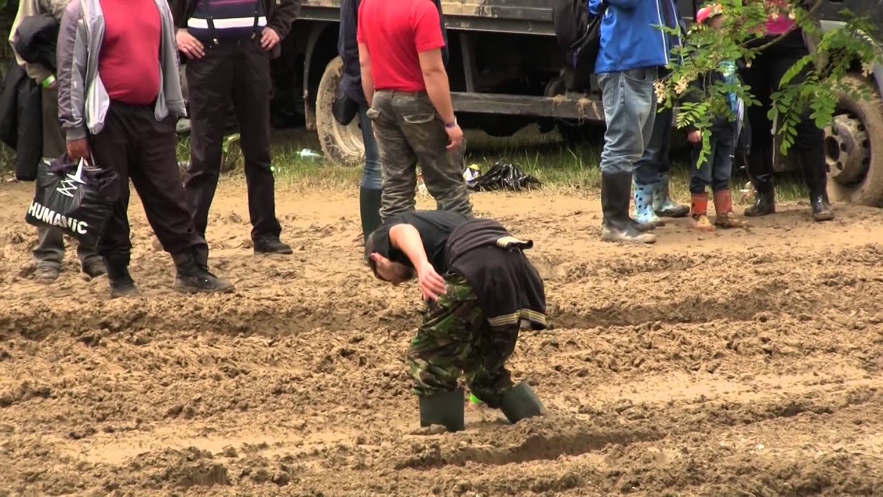 People in wellies stuck in mud - Somogybabod 2015 (Sunday)