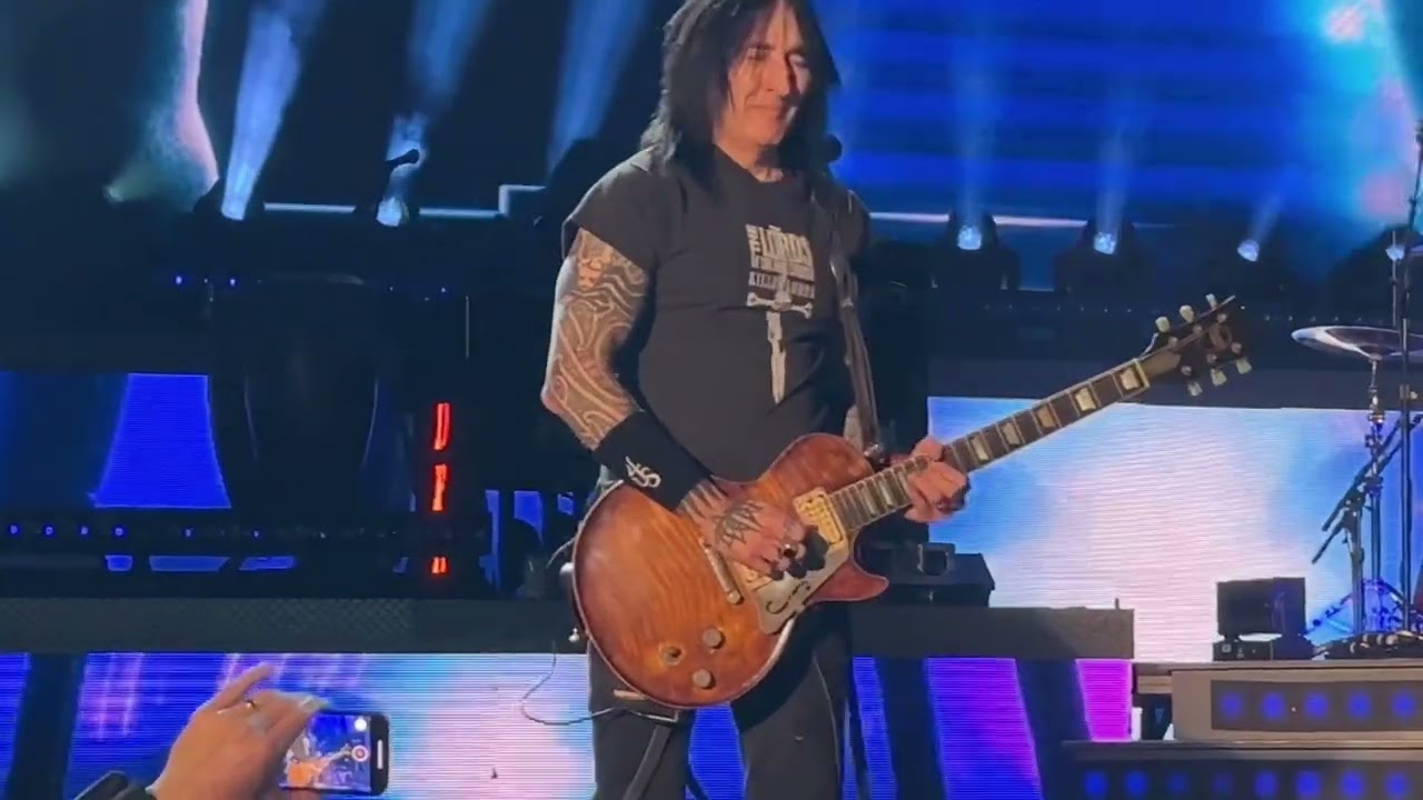 Axl Rose Introduces Richard Fortus for a Stunning Guitar Solo | GNR Live at Hollywood Bowl 4K