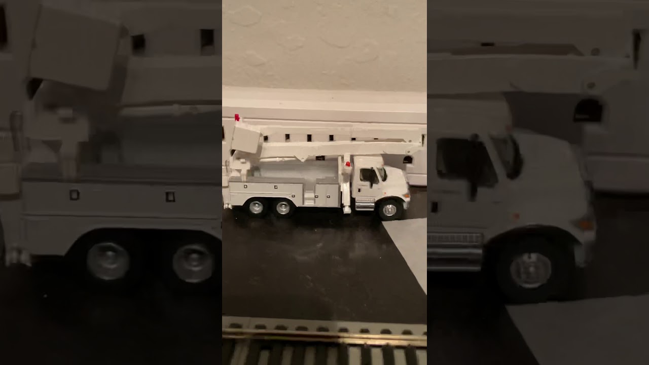 Review: Walthers Scenemaster 4900 stake bed truck | 7600 bucket truck