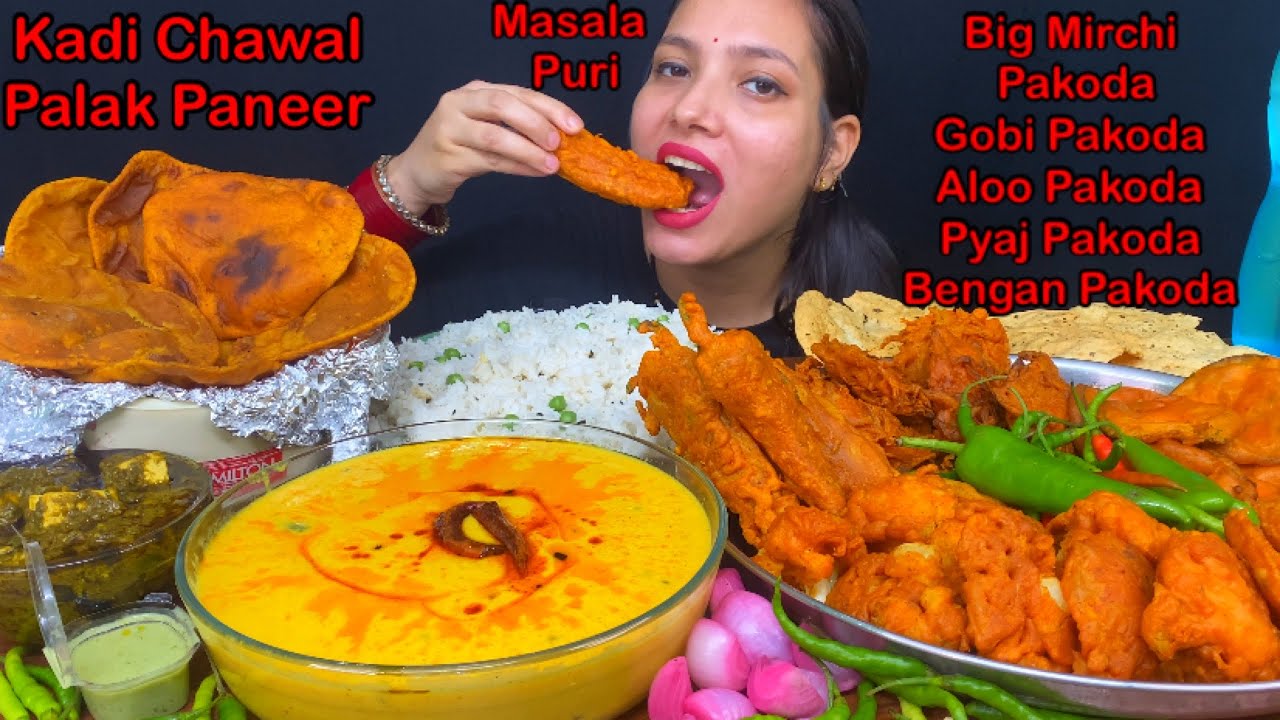Eating Big Size 🌶 Mirchi Pakoda, Gobi Pakoda, Bengan Pakoda, Pyaj Pakoda, Aloo Pakoda, Kadi Chawal