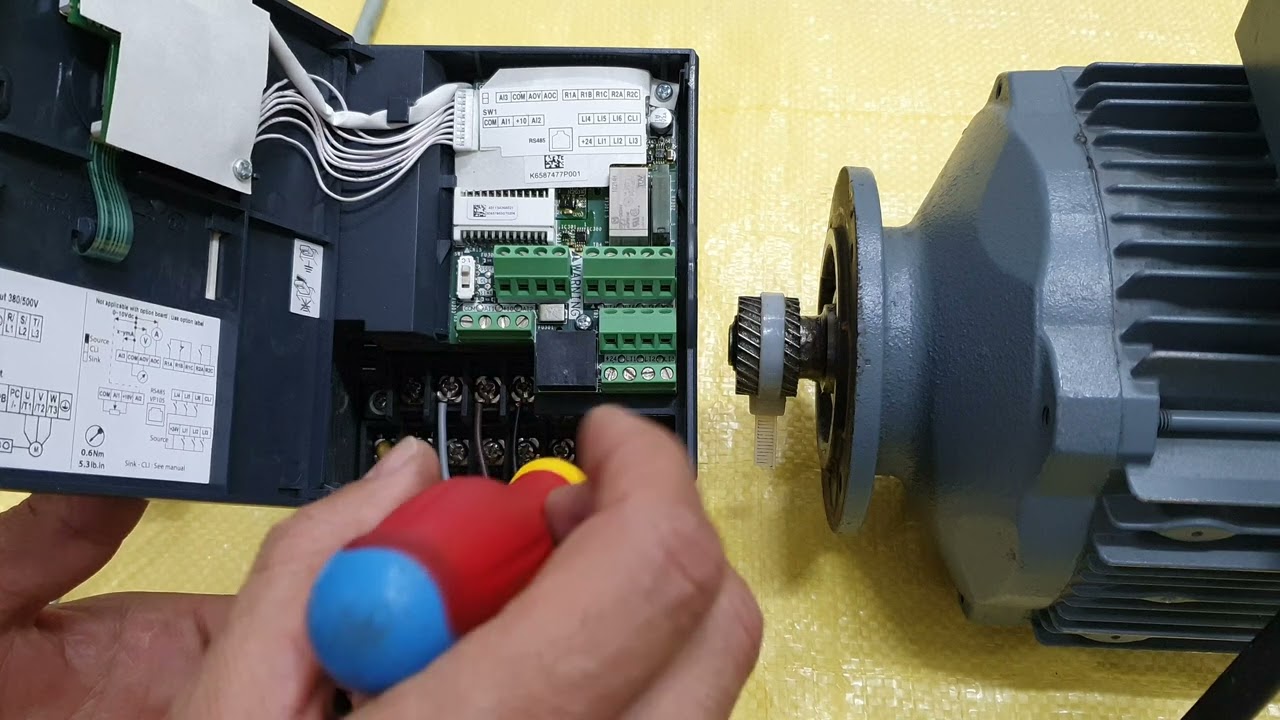 أبسط طريقة لتوصيل الانفرتر comment brancher un variateur ATV312