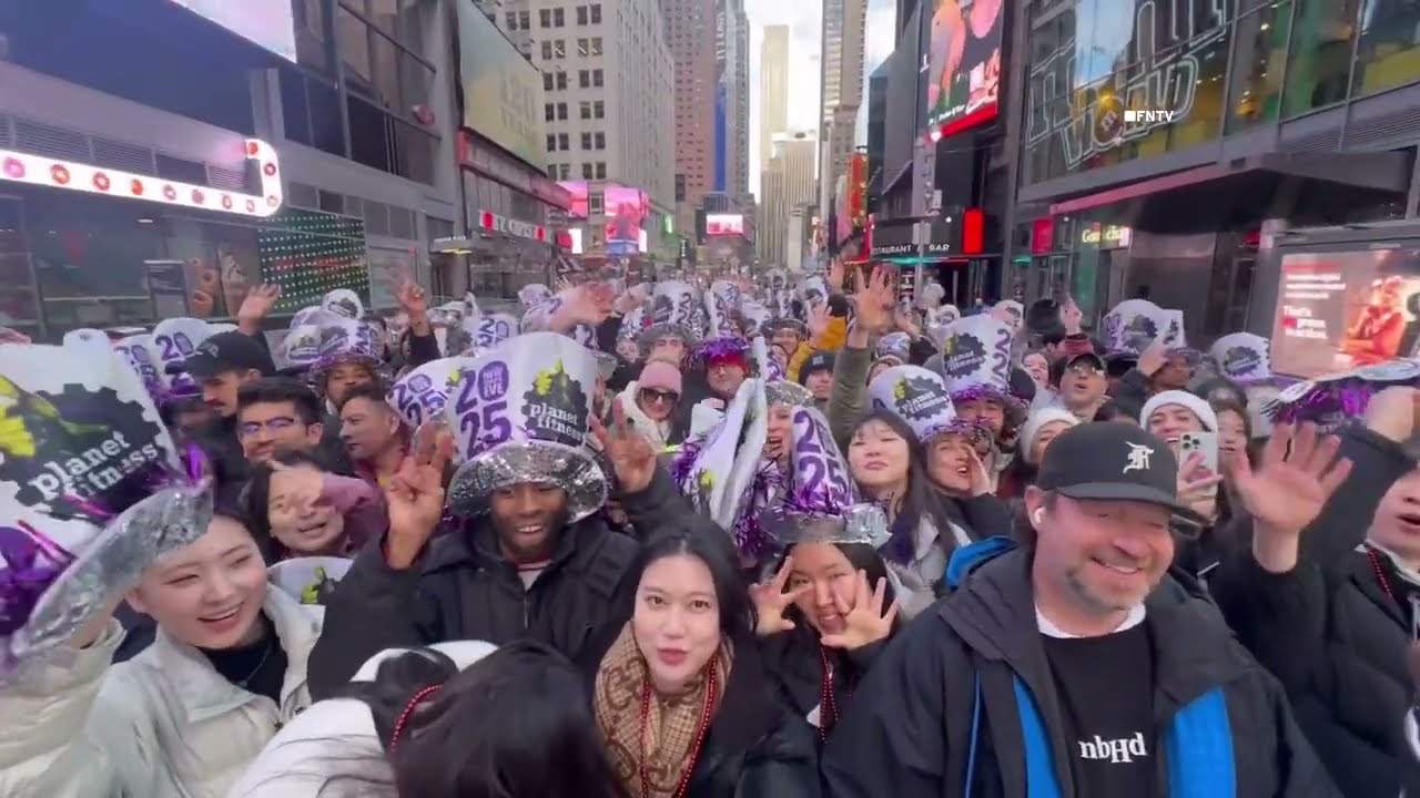 Gates Open Crowds Rush in for TSQ NYE Ball Drop - NYC