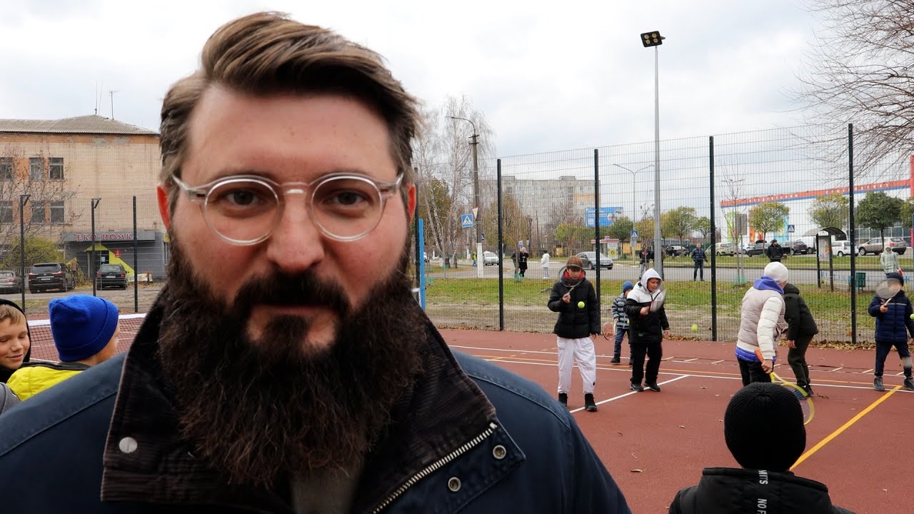 ДІТИ ЗАДОВОЛЕНІ - У МИРОНІВЦІ З'ЯВИВСЯ НОВИЙ СПОРТИВНИЙ МАЙДАНЧИК