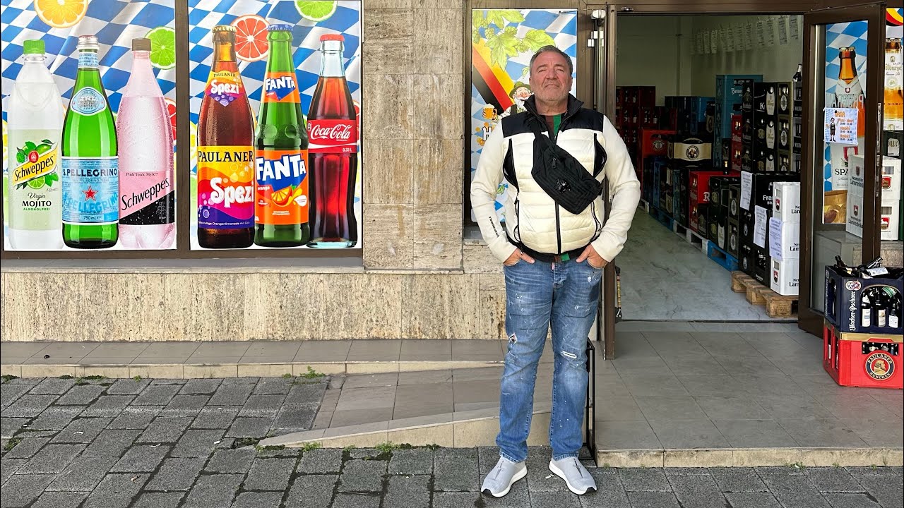 O NAVETA DE APA MINERALA SI DOUA STICLE DE SUC PENTRU OCONASA DE LA HANZI S HAUS
