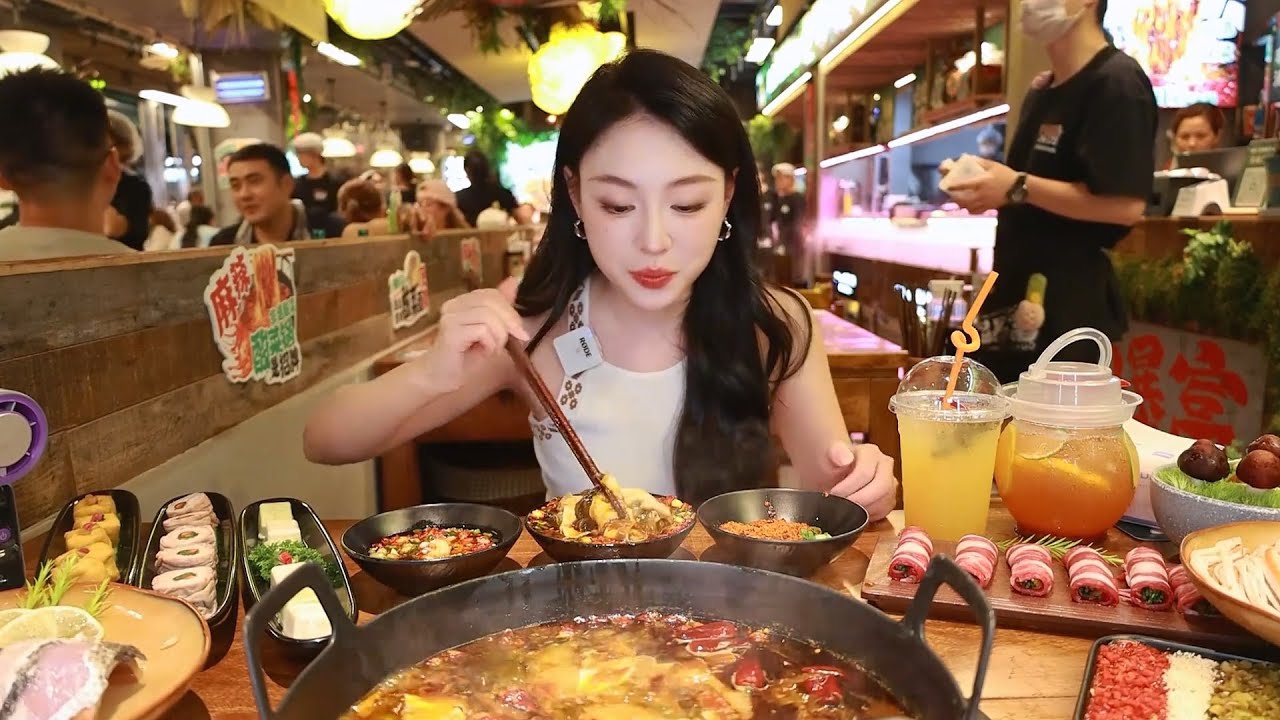 [ENG SUB]在成都吃到了超浓郁的酸菜火锅，酸爽麻辣真开胃【张喜喜】