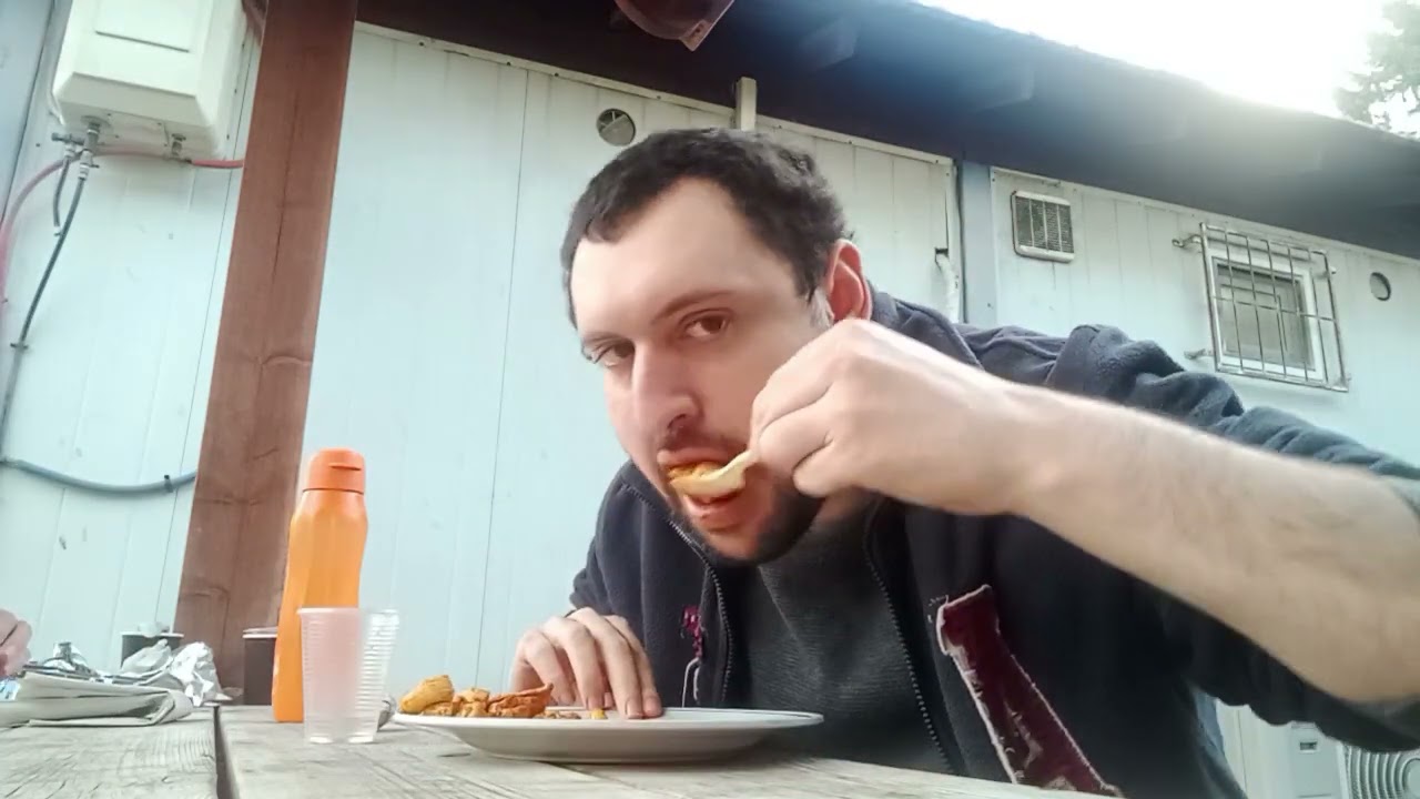 חוזר שוב אוכל מקרונים שותה מים
