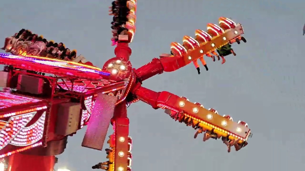 Feria de abril de Sevilla 2023 -Atracciones calle del Infierno