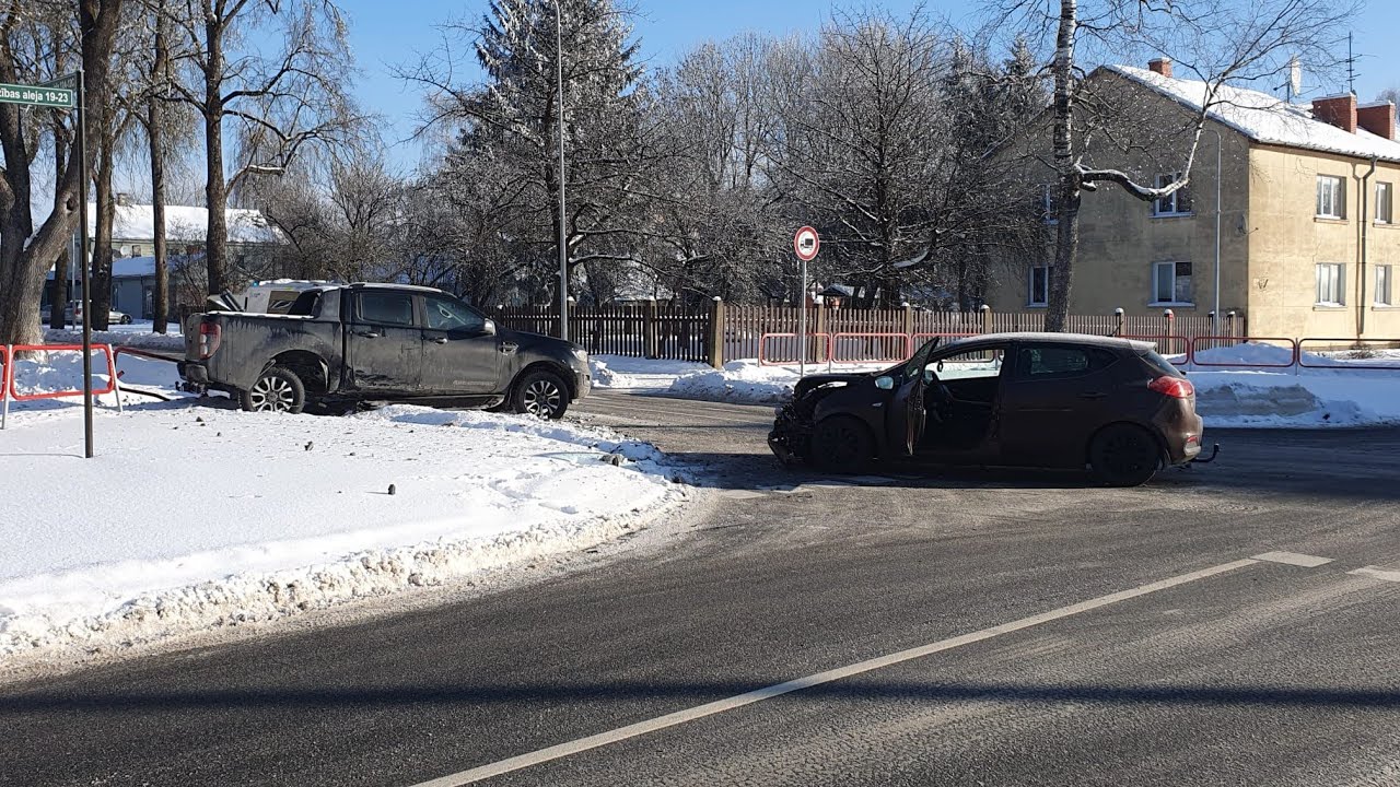 Draudzības alejas krustojumā sadūrušies divi auto