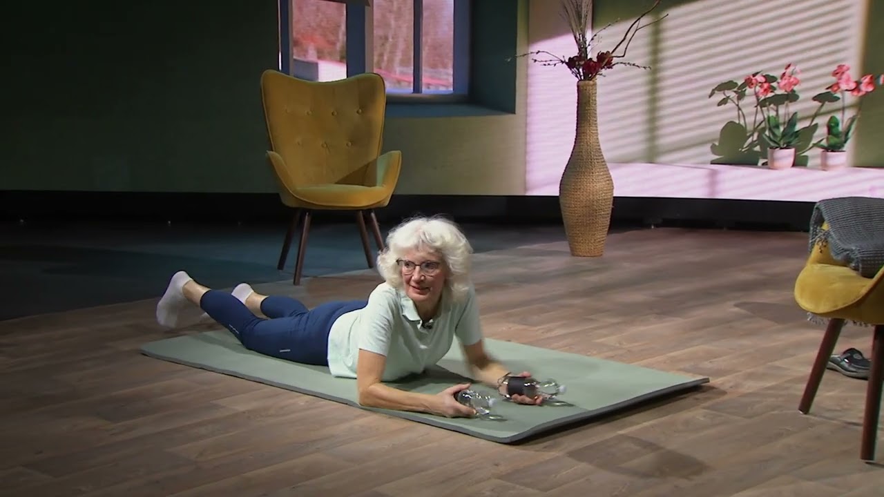 STARKE ARME – Training mit Wasserflaschen am Boden | Beweg dich! mit Eka Ninow-Woysch