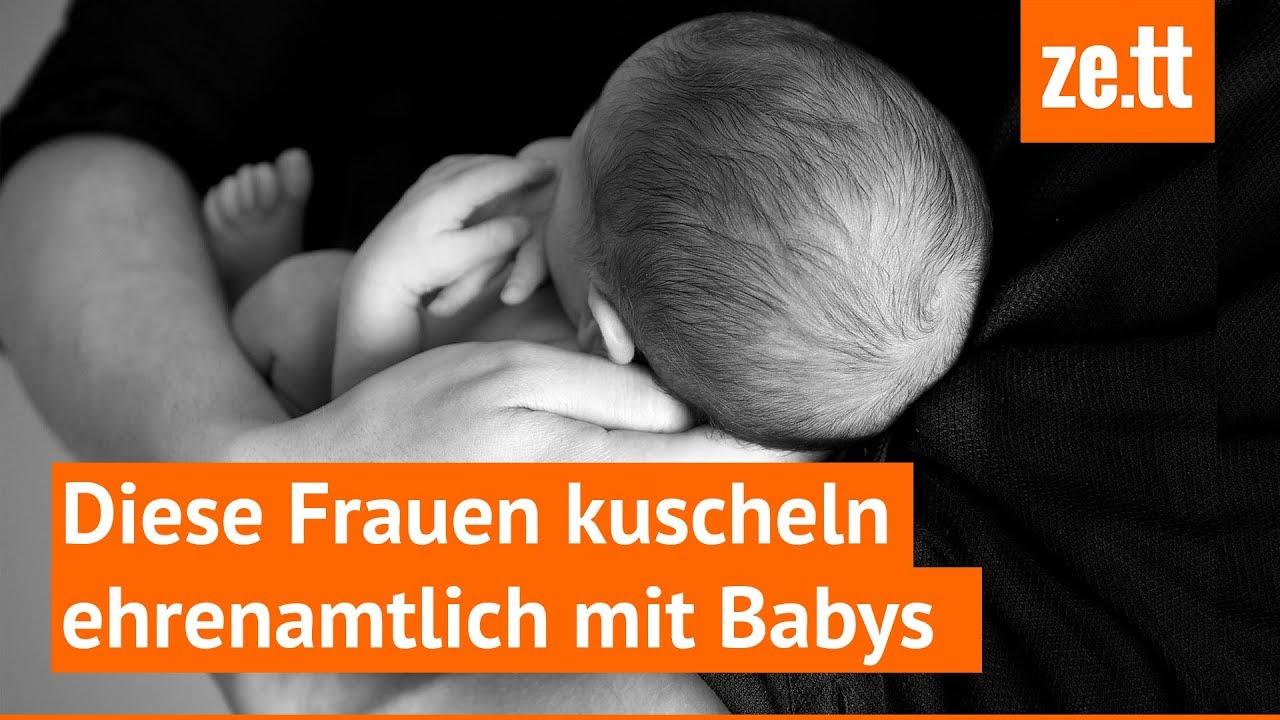 Diese Frauen kuscheln ehrenamtlich mit Babies