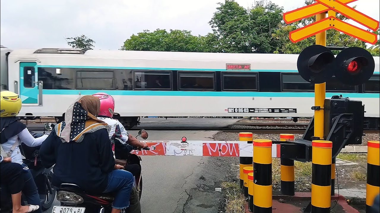Kereta Warna Hijau Cerah ‼️ Railway Crossings || Kompilasi Perlintasan Kereta Api Indonesia || 