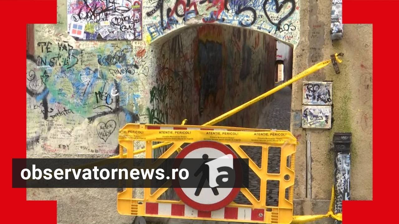 Cad ţigle pe Strada Sforii din Braşov, cea mai îngustă din ţară. Accesul turiștilor, blocat