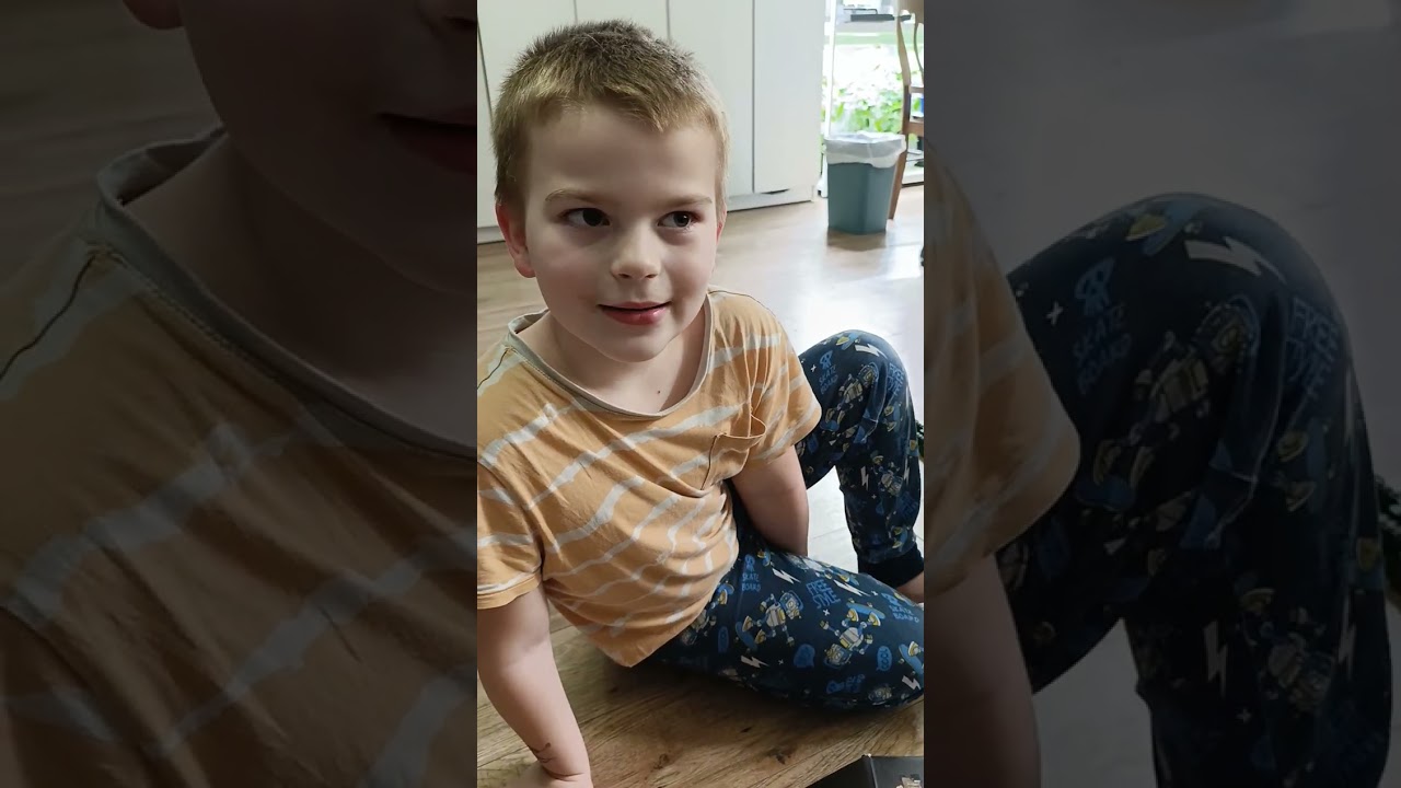 Цветные пластинки во рту и игра на саксофоне? Реально? Юра показывает, 6 лет 