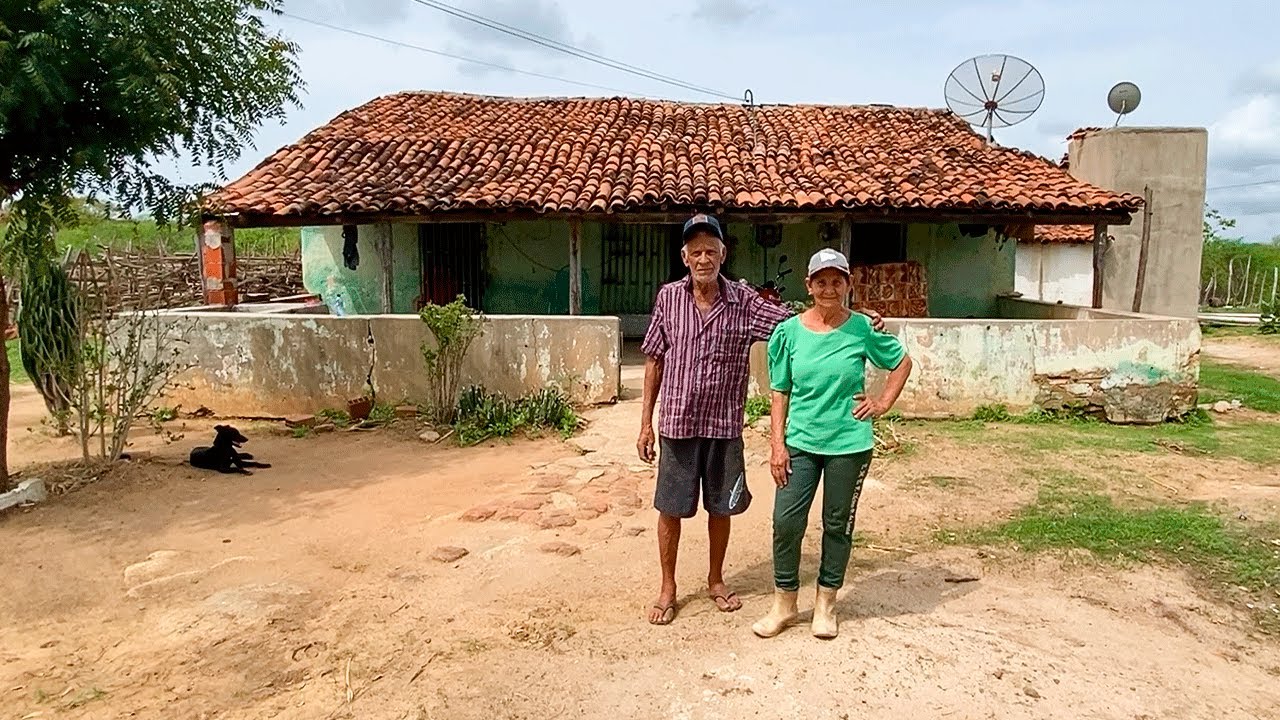 Eles vive sozinhos numa casa de taipa centenária no sertão cearense
