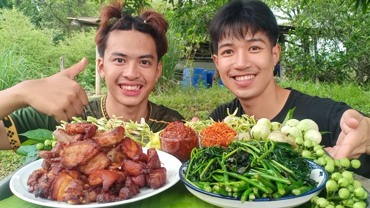 ข้าวนํ้าพริกหมูสามชั้นทอด ผักไชยาผัดนํ้ามันพร้อมผักสดผักต้ม.
