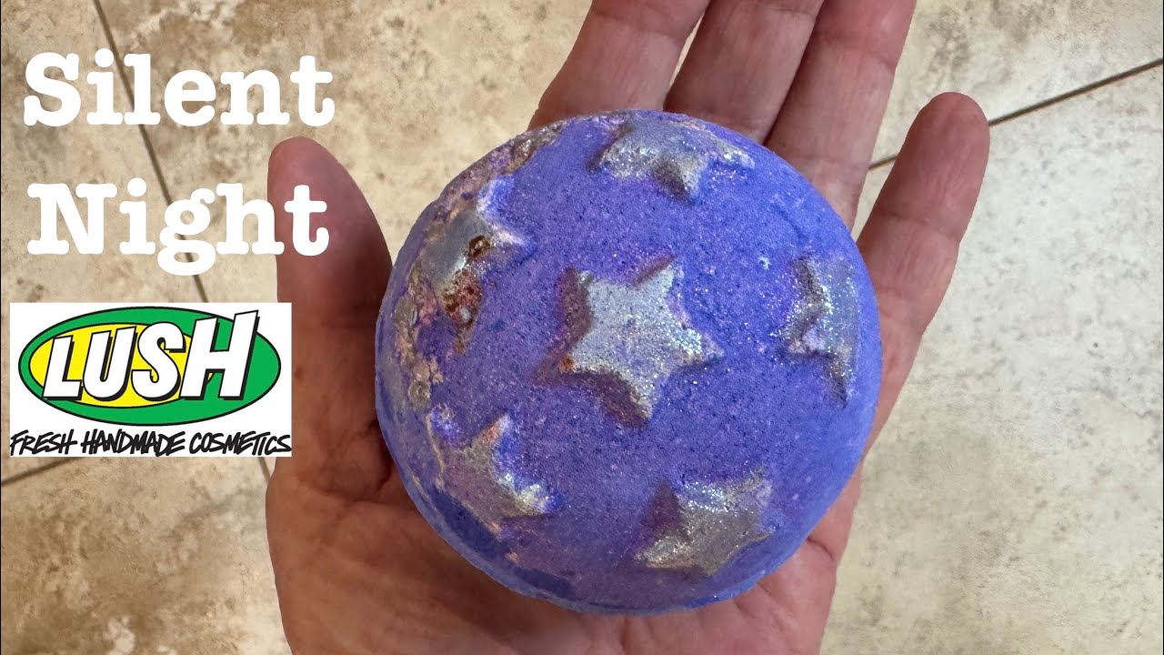 Демонстрация бомбочки для ванны Lush «Тихая ночь» к Рождеству 2025 года.