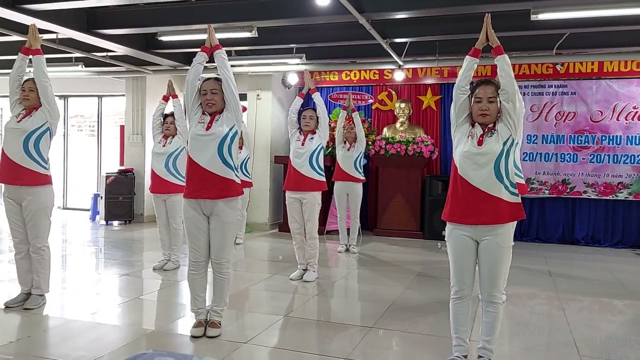 YOGA CHÀO HOÀNG HÔN TRÊN NỀN NHẠC ĐÀ LẠT HOÀNG HÔN CLBDS CCBCA.