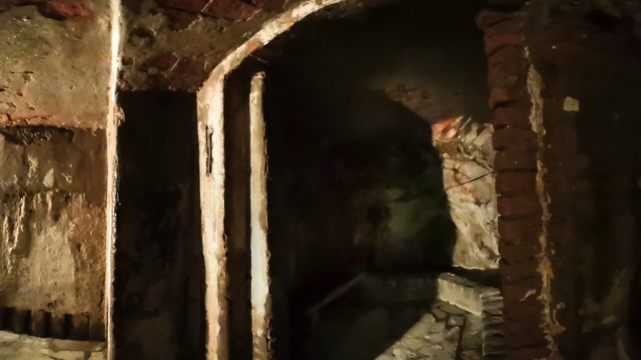 Grotte termali a 46 °C riscaldate in modo naturale da una sorgente interna di acqua solfurea a 57 °C