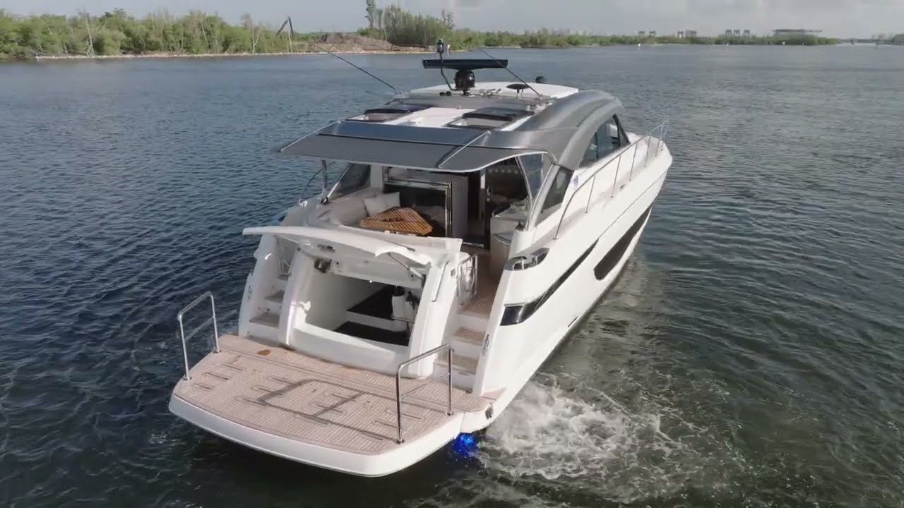 2025 Riviera 4600 Sport Yacht | OneWater Yacht Group