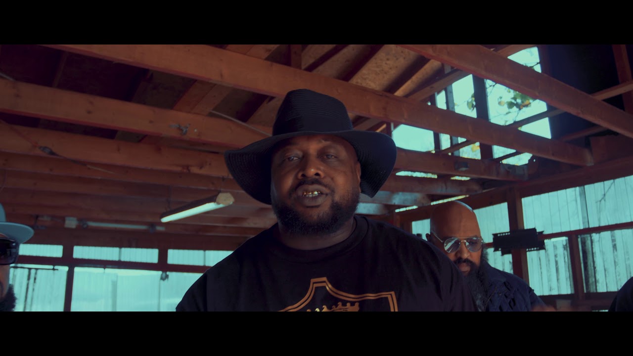 Freakie ft. Smoke D - Monkey Show [Official Video]