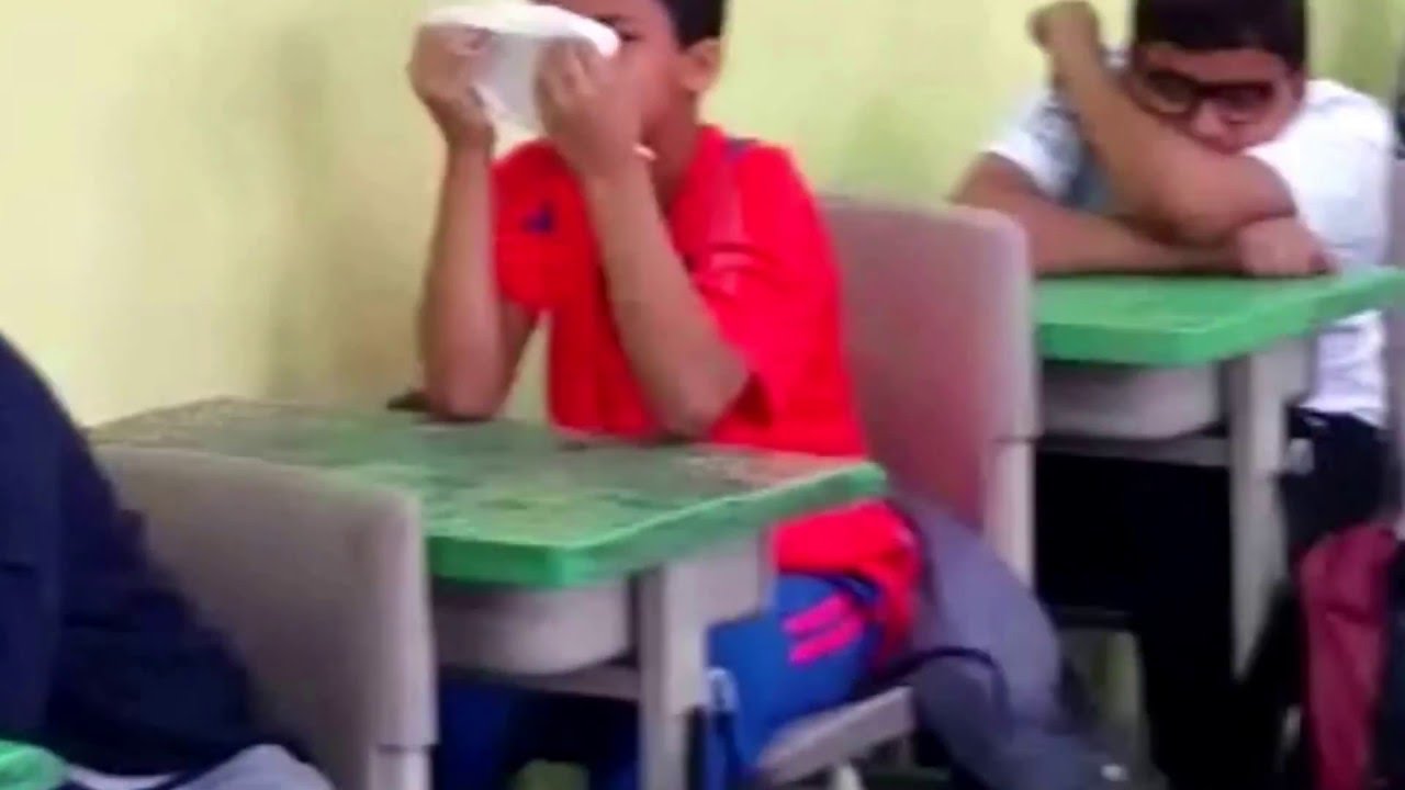 معلم يبكيه طلابه بعد إنتقاله من المدرسة..