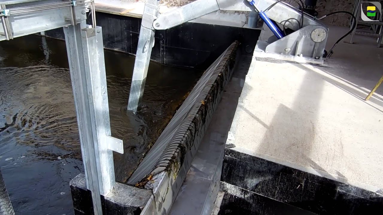 Vertikalrechenreiniger mit Spülpumpe