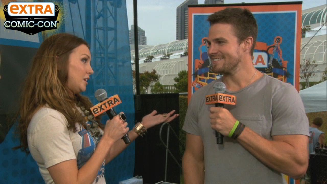 'Extra at Comic-Con': 'Arrow' Stars Stephen Amell and Katie Cassidy