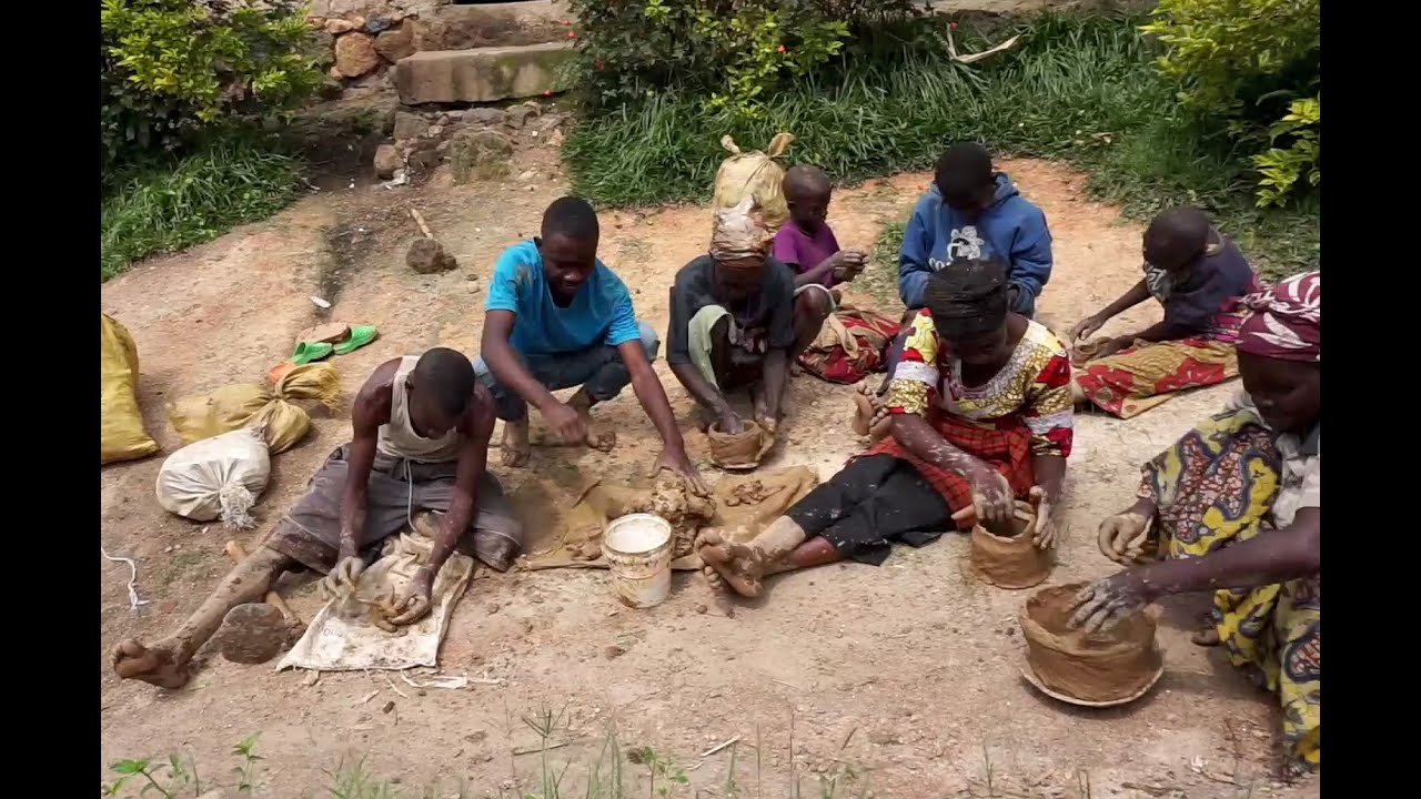 Building african daily Traditional clay pottery from scratch