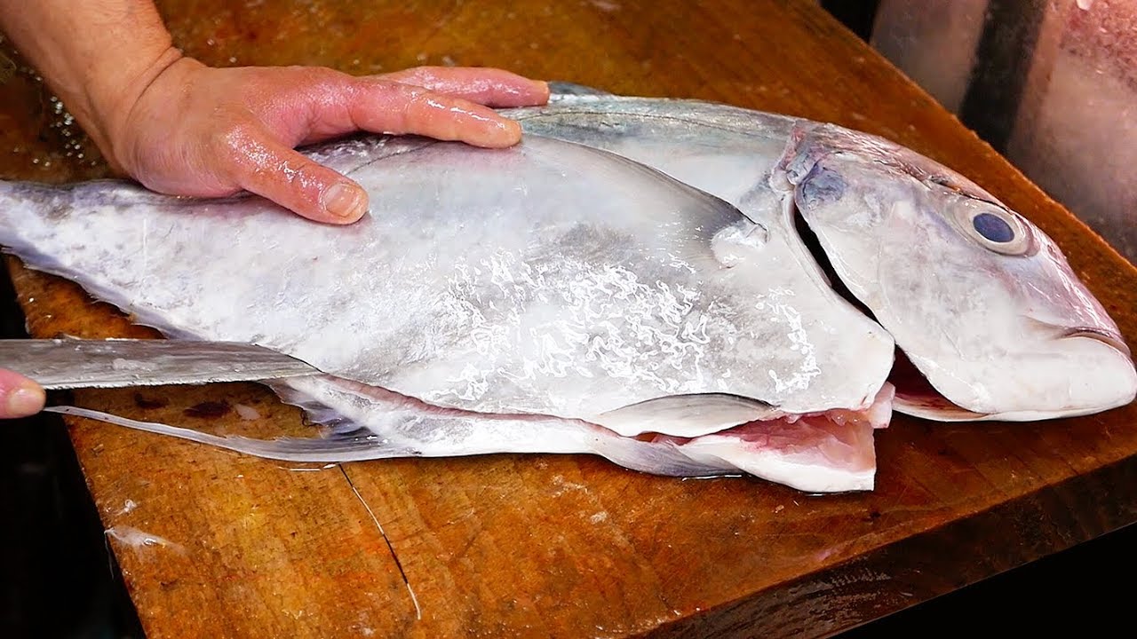 日本路邊小吃 - 巨大的竹莢魚 日本沖繩海鮮
