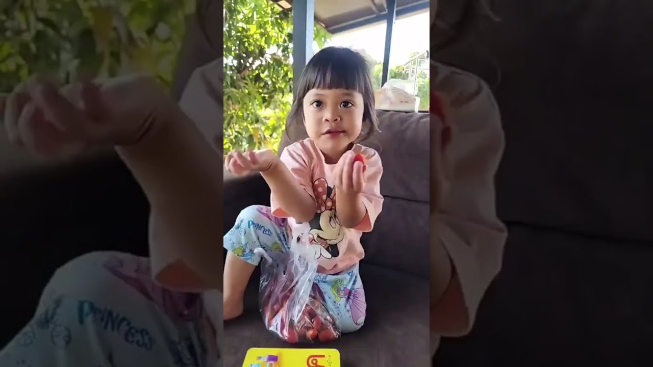 น้องเพชรน้องพลอยชอบกินมะเขือเทศจ้า…#ลูกของแอนบอย