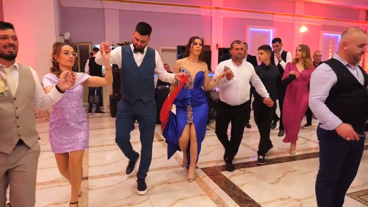 Familja ne Valle.Me atmosfer nga kengetart Ergys Hyka,Luziana Tahiri,MARJOL RRAPAJ,Kleandro Harrunaj