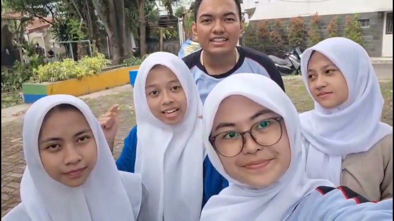Vlog Kebersihan Lingkungan XII FKK 2 - KELOMPOK 1